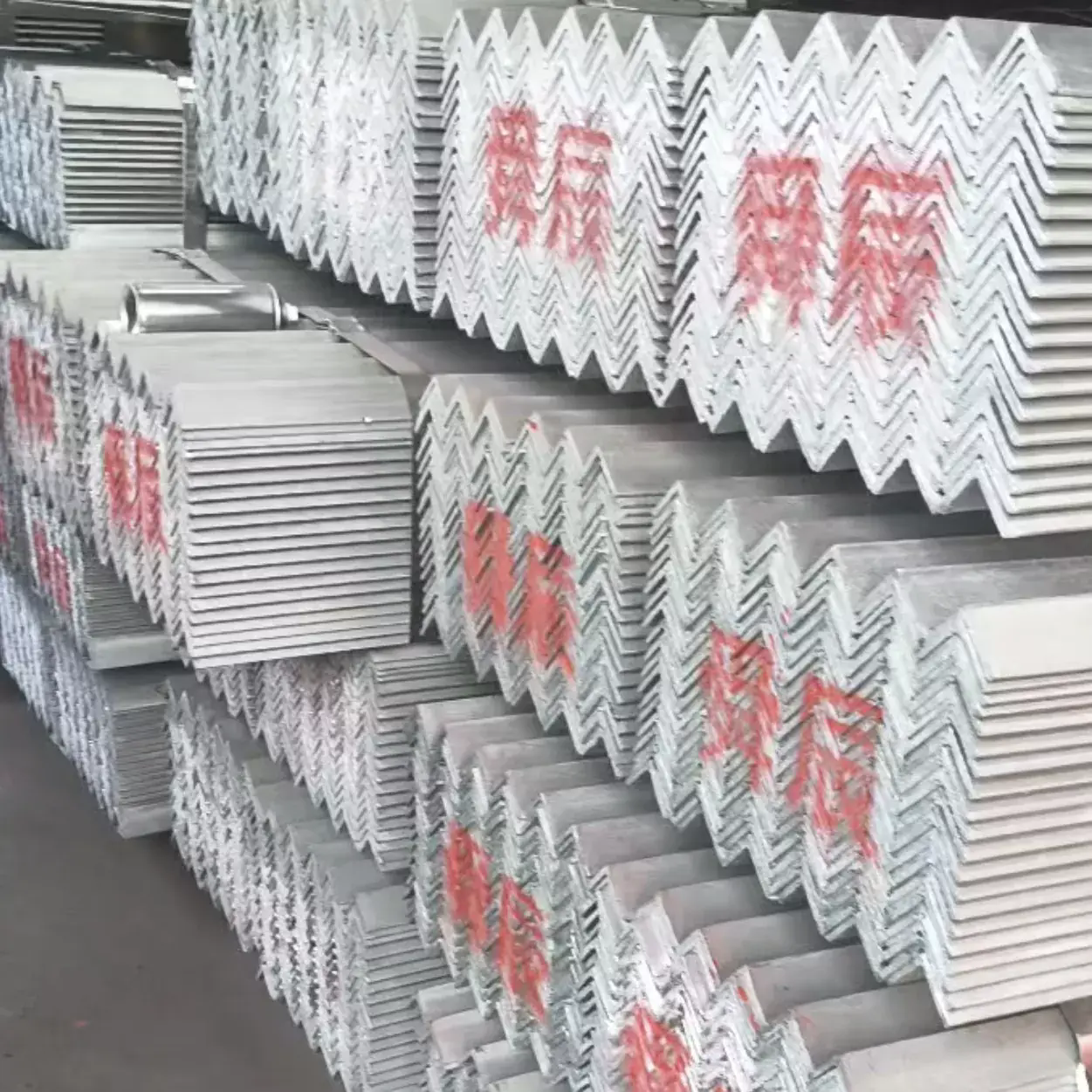 Apakah yang menjadikan Angle Steel sebagai pilihan utama untuk pembinaan menara penghantaran?